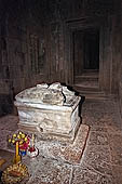 Angkor - Banteay Samre, popular devotion is still practised.